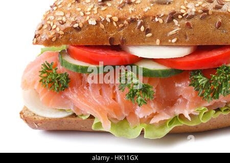 Sandwich mit Lachs und Gemüse Makro isoliert auf weißem Hintergrund Stockfoto