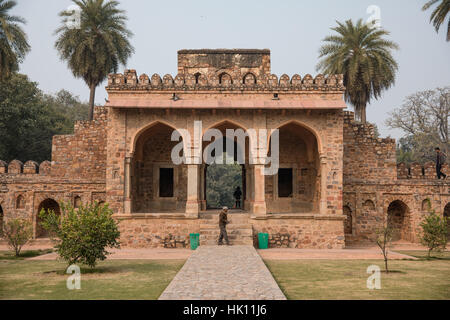 Der Eingang zum Isa Khan Niyazi Grab, auf dem Gelände des Humayun Mausoleum in Neu-Delhi, Indien. Stockfoto