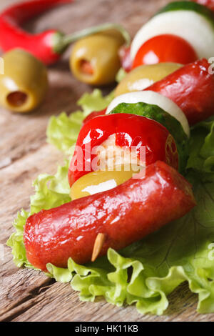 gegrillte Würstchen mit Gemüse am Spieß auf die Tabelle Makro vertikalen Stockfoto