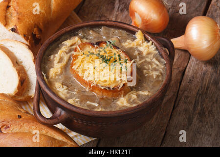 Französische Zwiebelsuppe mit Croutons und Käse Nahaufnahme und Zutaten. horizontale Stockfoto