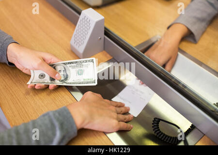 Kunden mit Geld, die Entgegennahme von Bankangestellten Stockfoto