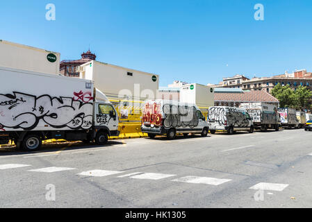 Barcelona, Spanien - 14. Juni 2016: LKW und Transporter, bedeckt mit Graffiti in Barcelona, Katalonien, Spanien Stockfoto