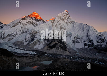 letztes Licht, das auf die höchsten Gipfel des Everest und Lhotse Nuptse in Nepal von Kala Patthar Stockfoto