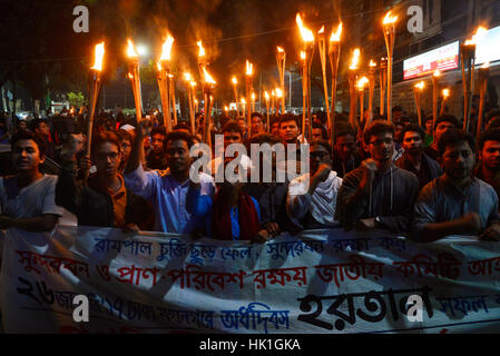 Dhaka, Bangladesch. 25. Januar 2017. Progressive Student Bündnis hielt eine Fackel-Prozession in Unterstützung der 26.Januar schlägt halbtags Nationalkomitee zu schützen Öl, Gas, Bodenschätze, Power und Häfen für Absage Rampal Kohle-Kraftwerk und den Sundarbans Wald an Universität von Dhaka in Dhaka, Bangladesch zu retten. Am 25. Januar 2016 Credit: Mamunur Rashid/Alamy Live-Nachrichten Stockfoto