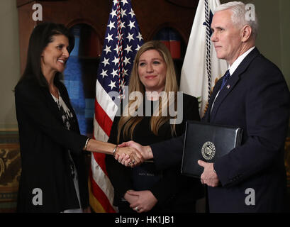 Washington DC, USA. 25. Januar 2017. US-Vize-Präsident Mike Pence schüttelt Hände mit Nikki Haley nach Vereidigung Haley als US-Botschafter bei den Vereinten Nationen 25. Januar 2017 in Washington, DC. Haley war früher der Gouverneur von South Carolina. Auch abgebildet ist Haleys Mitarbeiter, Rebecca Schimsa. Bildnachweis: Win McNamee/Pool über CNP/MediaPunch/Alamy Live News Stockfoto