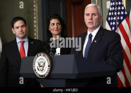 Washington DC, USA. 25. Januar 2017. US-Vize-Präsident Mike Pence liefert Bemerkungen während der Vereidigung für Nikki Haley (C) als US-Botschafter bei den Vereinten Nationen 25. Januar 2017 in Washington, DC. Haley war früher der Gouverneur von South Carolina. Auch das Bild zeigt US-Senator Marco Rubio (Republikanische von Florida). Bildnachweis: Win McNamee/Pool über CNP/MediaPunch/Alamy Live News Stockfoto