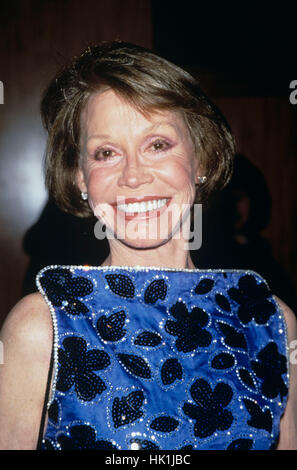 Datei-Bild: 25. Januar 2017. Mary Tyler Moore stirbt im Alter von 80. Mary Tyler Moore ist eine US-amerikanische Schauspielerin, vor allem bekannt für ihre Rollen in TV-Sitcoms. Mary Tyler Moore fotografiert bei den Michael-Awards in New York, NY am 19. Mai 1997 © RTNSpelman / MediaPunch/Alamy Live News Stockfoto