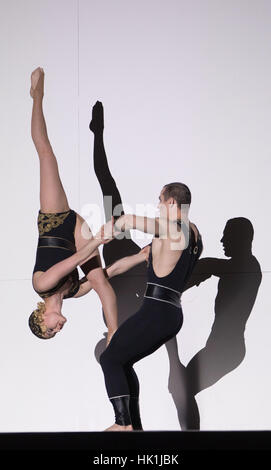 Die Schauspieler Slava Volkov und Pauliina Raesaenen stehen auf der Bühne während des Telefonats Foto des burlesken Theater "Petruschka" an der komischen Oper Berlin, 25. Januar 2017. Die Premiere wird der 28. Januar 2017. Foto: Jörg Carstensen/dpa Stockfoto