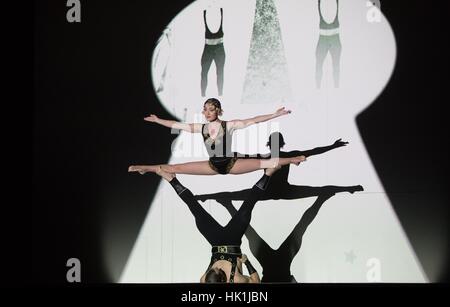 Die Schauspieler Slava Volkov und Pauliina Raesaenen stehen auf der Bühne während des Telefonats Foto des burlesken Theater "Petruschka" an der komischen Oper Berlin, 25. Januar 2017. Die Premiere wird der 28. Januar 2017. Foto: Jörg Carstensen/dpa Stockfoto