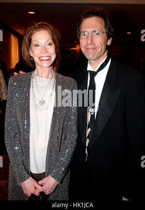 Mary Tyler Moore und ihr Ehemann, Arzt Robert Levine, an einem der Empfänge vor 2005 White House Correspondents Dinner in Washington, DC am 30. April 2005.Credit: Ron Sachs/CNP. Einschränkung: Keine New York oder New Jersey Zeitungen oder Zeitungen im Umkreis 75 Meilen von New York City /MediaPunch Stockfoto