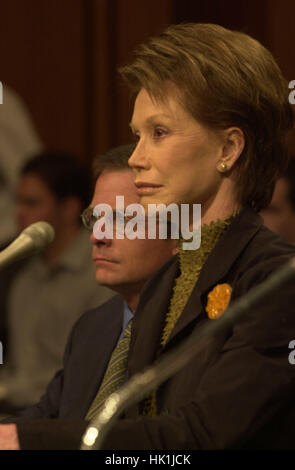 Fox, links, und Mary Tyler Moore, Recht, Zeugen vor dem Vereinigte Staaten Senat Mittel Subcommittee on Labor, HHS und Aufklärung über die Vorteile der Stammzellforschung in Washington, DC am 14. September, 2000.Credit: Ron Sachs/CNP /MediaPunch Stockfoto