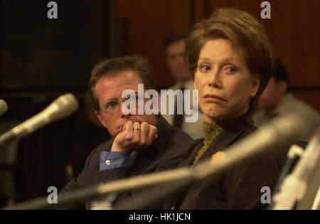 Fox, links, und Mary Tyler Moore, Recht, Zeugen vor dem Vereinigte Staaten Senat Mittel Subcommittee on Labor, HHS und Aufklärung über die Vorteile der Stammzellforschung in Washington, DC am 14. September, 2000.Credit: Ron Sachs/CNP /MediaPunch Stockfoto