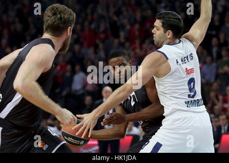 Nürnberg, Deutschland. 25. Januar 2017. Bamberger Darius Miller (M) führt der Ball zu seinem Mitspieler Nicolo Melli, hält es aus Felipe Reyes (R) von Real Madrid in der Euroleague Spiel zwischen Brose Bamberg und Real Madrid in der Arena Nürnberg in Nürnberg, 25. Januar 2017. Foto: Daniel Karmann/Dpa/Alamy Live News Stockfoto