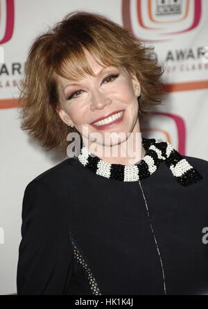 Datei-PICS: Hollywood, USA. 25. Januar 2107. ** Fotos ** TV Dateisymbol MARY TYLER MOORE starb am Mittwoch nach wird in Connecticut ins Krankenhaus eingeliefert, sie war 80. Im Bild: 19. März 2006 - Hollywood, Kalifornien, Vereinigte Staaten - SANTA MONICA, CA 19. März 2006 (SSI) --. Schauspielerin Mary Tyler Moore Posen für die Fotografen, während der 2006 TV LAND AWARDS statt im Barker Aufhänger, am 19. März 2006, in Santa Monica, Kalifornien. Stockfoto