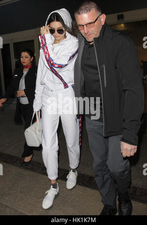 Los Angeles, USA. 25. Januar 2017. Kendall Jenner gesehen am LAX Flughafen in Los Angeles, Kalifornien. Bildnachweis: John Misa/Media Punch/Alamy Live-Nachrichten Stockfoto