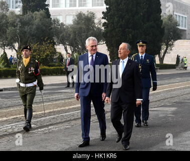 Lissabon, Portugal. 25. Januar 2017. Portugiesische Präsident Marcelo Rebelo de Sousa (R, vorne) und seinem Besuch serbischen Amtskollegen Tomislav Nikolic (L, vorn) untersuchen die Ehrenwache im Hieronymus-Kloster in Lissabon, Portugal. Portugiesische Präsident Marcelo Rebelo de Sousa, Portugal Serbien in die Europäische Union (EU) unterstützt, sagte am Mittwoch. Bildnachweis: Zhang Liyun/Xinhua/Alamy Live-Nachrichten Stockfoto