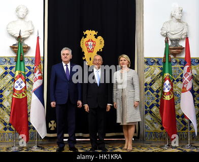 Lissabon, Portugal. 25. Januar 2017. Portuguese President Marcelo Rebelo de Sousa (C) heißt serbische Präsident Tomislav Nikolic (L) und seine Frau Dragica Nikolic im Hieronymus-Kloster in Lissabon, Portugal. Portugiesische Präsident Marcelo Rebelo de Sousa, Portugal Serbien in die Europäische Union (EU) unterstützt, sagte am Mittwoch. Bildnachweis: Zhang Liyun/Xinhua/Alamy Live-Nachrichten Stockfoto