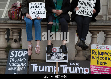 London, UK. 4. Februar 2016. Tausende von Demonstranten mit Plakaten nehmen Teil an einer Demonstration gegen US-Präsident Donald Trump auf Whitehall. Bildnachweis: Thabo Jaiyesimi/Alamy Live-Nachrichten Stockfoto