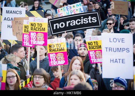 Manchester, UK. 4. Februar 2017. Tausende versammelten sich in Manchester zu Kundgebung gegen Donald Trump über religiöse Diskriminierung. Bildnachweis: Andy Barton/Alamy Live-Nachrichten Stockfoto