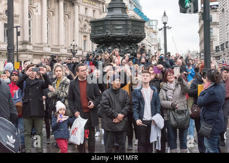 London, UK. 4. Februar 2017. Menschenmassen am Piccadilly Circus sehen Sie den Marsch auf der Anti-Trump-Demonstration in London Credit: Ian Davidson/Alamy Live News Stockfoto