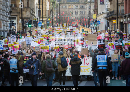 Manchester, Großbritannien. 4. Februar, 2017. Tausende von Menschen März durch Manchester gegen Donald Trump zu sammeln im Hinblick auf die religiöse Diskriminierung. Credit: Andy Barton/Alamy leben Nachrichten Stockfoto