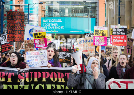 Manchester, Großbritannien. 4. Februar, 2017. Tausende von Menschen März durch Manchester gegen Donald Trump zu sammeln im Hinblick auf die religiöse Diskriminierung. Credit: Andy Barton/Alamy leben Nachrichten Stockfoto