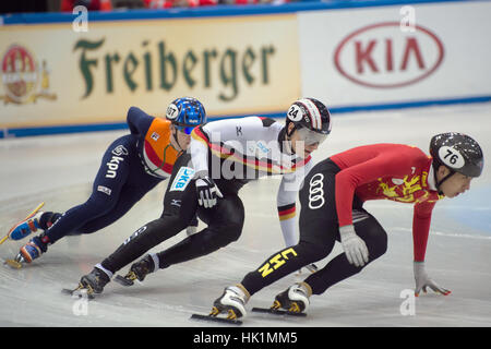 Dresden, Deutschland. 4. Februar 2017. Niederländischen Eisschnellläufer Mark Prinsen (l-R), deutsche Skater Christoph Schubert und chinesischen Skater Haobo Ren in Aktion beim Short Track Speed Skating World Cup in Dresden, Deutschland, 4. Februar 2017. Foto: Sebastian Kahnert/Dpa-Zentralbild/Dpa/Alamy Live News Stockfoto