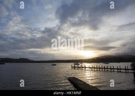 Cumbria 4. Februar 2017 UK Sonnenuntergang über Lake Windermere-am Wasserkopf (Ambleside). Bildnachweis: Gordon Shoosmith/Alamy Live-Nachrichten Stockfoto