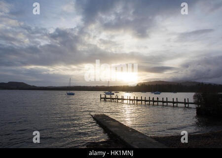 Cumbria 4. Februar 2017 UK Sonnenuntergang über Lake Windermere-am Wasserkopf (Ambleside). Bildnachweis: Gordon Shoosmith/Alamy Live-Nachrichten Stockfoto