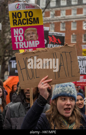 London, UK. 4. Februar 2017. Außerhalb der US-Botschaft - ein Marsch gegen Rassismus sowie das Verbot (gegen die Einwanderung aus bestimmten Ländern in die USA) zu verbieten ist von stehen bis zum Rassismus organisiert und unterstützt durch Anschlag des Krieges und mehrere Gewerkschaften. Es erklärt mit einer Kundgebung in der US-Botschaft am Grosvenor Square und landete in Whitehall vor Downing Street. Tausende von Menschen aller Rassen und jeden Alters besucht. 4. Februar 2017 London. Bildnachweis: Guy Bell/Alamy Live-Nachrichten Stockfoto