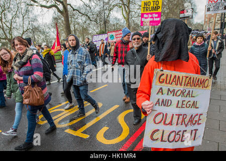 London, UK. 4. Februar 2017. An der Park Lane von Gästen aus teuren Hotels - beobachtet, ein Marsch gegen Rassismus und das Verbot (gegen die Einwanderung aus bestimmten Ländern in die USA) Verbot von stehen bis zum Rassismus organisiert wird und unterstützt durch stoppen des Krieges und mehrere Gewerkschaften. Es erklärt mit einer Kundgebung in der US-Botschaft am Grosvenor Square und landete in Whitehall vor Downing Street. Tausende von Menschen aller Rassen und jeden Alters besucht. 4. Februar 2017 London. Bildnachweis: Guy Bell/Alamy Live-Nachrichten Stockfoto