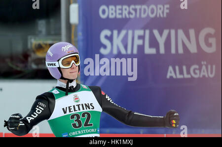 Oberstdorf, Deutschland. 4. Februar 2017. Deutscher Skispringer Andreas Wellinger reagiert auf seinen Sprung in die erste Finalrunde bei der Ski Flug WM in Oberstdorf, Deutschland, 4. Februar 2017. Foto: Daniel Karmann/Dpa/Alamy Live News Stockfoto