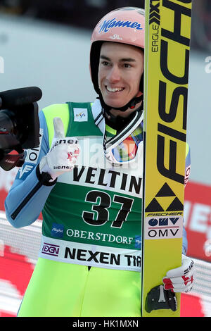 Oberstdorf, Deutschland. 4. Februar 2017. Österreichischer Skispringer Stefan Kraft reagiert auf seinen Sprung in die erste Finalrunde bei der Ski Flug WM in Oberstdorf, Deutschland, 4. Februar 2017. Foto: Daniel Karmann/Dpa/Alamy Live News Stockfoto