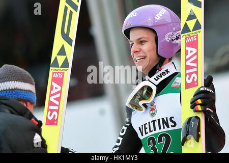 Oberstdorf, Deutschland. 4. Februar 2017. Deutscher Skispringer Andreas Wellinger reagiert auf seinen Sprung in die erste Finalrunde bei der Ski Flug WM in Oberstdorf, Deutschland, 4. Februar 2017. Foto: Daniel Karmann/Dpa/Alamy Live News Stockfoto