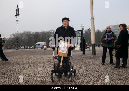 Berlin, Deutschland. 4. Februar 2017. Protest gegen Donald Trump in Berlin, Deutschland. Bildnachweis: Michael Koenig/Alamy Live-Nachrichten Stockfoto