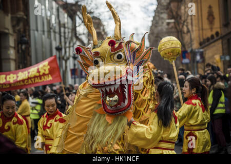 Barcelona, Katalonien, Spanien. 4. Februar 2017. Schauspieler führen Drachentanz, das chinesische Jahr des Feuer Hahn in Barcelona Kredit begrüßen zu dürfen: Matthias Oesterle/ZUMA Draht/Alamy Live News Stockfoto