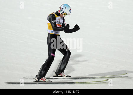 Oberstdorf, Deutschland. 4. Februar 2017. Polnische Skispringer Kamil Stoch reagiert auf seinen Sprung in das Finale bei der Ski Flug WM in Oberstdorf, Deutschland, 4. Februar 2017. Foto: Daniel Karmann/Dpa/Alamy Live News Stockfoto