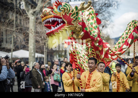 Barcelona, Katalonien, Spanien. 4. Februar 2017. Schauspieler führen Drachentanz, das chinesische Jahr des Feuer Hahn in Barcelona Kredit begrüßen zu dürfen: Matthias Oesterle/ZUMA Draht/Alamy Live News Stockfoto