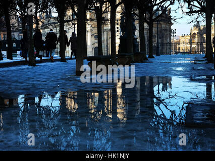 Dresden, Deutschland. 4. Februar 2017. Bei schönem Wetter haben Pfützen auf Brühlschens Terrasse in der alten Stadt von Dresden, Deutschland, 4. Februar 2017 gebildet. Bäume und der Hofkirche reflektierte in den Pfützen zu sehen; auf der rechten Seite der Semperoper Opernhaus. Foto: Jens Kalaene/Dpa-Zentralbild/Dpa/Alamy Live News Stockfoto