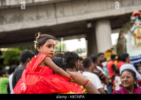 Kuala Lumpur, Malaysia. 4. Februar 2017. Malaysische Hindu Anhänger beteiligt sich an dem Festival Thaipusam in Batu Caves, Malaysia, am 4. Februar 2017. Thaipusam wird von Anhängern des Hindu-Gottes Murugan gefeiert und ist ein wichtiges Fest der tamilischen Gemeinschaft in Ländern wie Indien, Sri Lanka, Indonesien, Thailand, Malaysia und Singapur, während die Anhänger durchdringen sich mit Spikes und beteiligen sich in langen Prozessionen. Bildnachweis: Chris JUNG/Alamy Live-Nachrichten Stockfoto