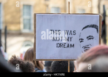 London, UK. 4. Februar 2017. Menschen protestieren in eine weitere Demonstration gegen amerikanische Präsident Donald Trump und seine Ausführungsverordnung, die Einwanderung aus sieben muslimischen Ländern zu verbieten. Viele Banner gegen PM Theresa May und die besondere Beziehung zwischen UK und USA M Theresa May. © Laura De Meo / Alamy Live News Stockfoto