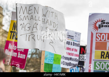 London, UK. 4. Februar 2017. Menschen protestieren in eine weitere Demonstration gegen amerikanische Präsident Donald Trump und seine Ausführungsverordnung, die Einwanderung aus sieben muslimischen Ländern zu verbieten. Viele Banner gegen PM Theresa May und die besondere Beziehung zwischen UK und USA M Theresa May. © Laura De Meo / Alamy Live News Stockfoto