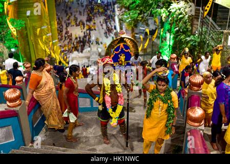 Kuala Lumpur, Malaysia. 4. Februar 2017. Malaysische Hindu Anhänger beteiligt sich an dem Festival Thaipusam in Batu Caves, Malaysia, am 4. Februar 2017. Thaipusam wird von Anhängern des Hindu-Gottes Murugan gefeiert und ist ein wichtiges Fest der tamilischen Gemeinschaft in Ländern wie Indien, Sri Lanka, Indonesien, Thailand, Malaysia und Singapur, während die Anhänger durchdringen sich mit Spikes und beteiligen sich in langen Prozessionen. Bildnachweis: Chris JUNG/Alamy Live-Nachrichten Stockfoto