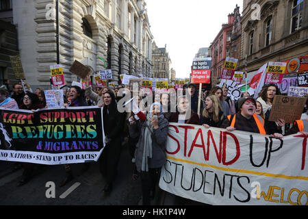 Manchester, UK. 4. Februar 2017. Nahella Ashraf vom Stand bis zu Rassismus führt Protest von Albert Square, Manchester, 4. Februar 2017 (C) Barbara Koch/Alamy Live News Stockfoto