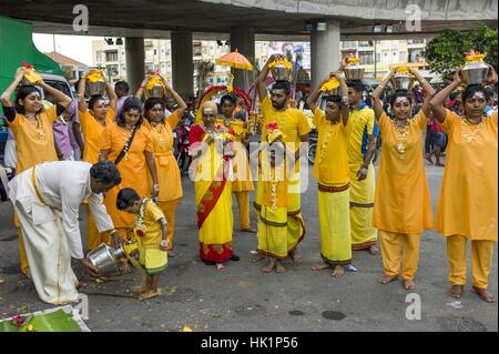 Kuala Lumpur, MALAYSIA. 4. Februar 2017. Malaysische Hindu Anhänger beteiligt sich an dem Festival Thaipusam in Batu Caves, Malaysia, am 4. Februar 2017. Thaipusam wird von Anhängern des Hindu-Gottes Murugan gefeiert und ist ein wichtiges Fest der tamilischen Gemeinschaft in Ländern wie Indien, Sri Lanka, Indonesien, Thailand, Malaysia und Singapur, während die Anhänger durchdringen sich mit Spikes und beteiligen sich in langen Prozessionen. Bildnachweis: Chris Jung/ZUMA Draht/Alamy Live-Nachrichten Stockfoto