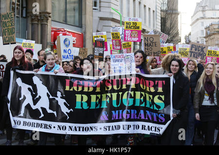 Manchester, UK. 4. Februar 2017. Die "LGBT unterstützt Flüchtlinge & Migranten" Banner durchgeführt an Vorderseite eines Protestes von Albert Square, Manchester, 4. Februar 2017 (C) Barbara Koch/Alamy Live News Stockfoto