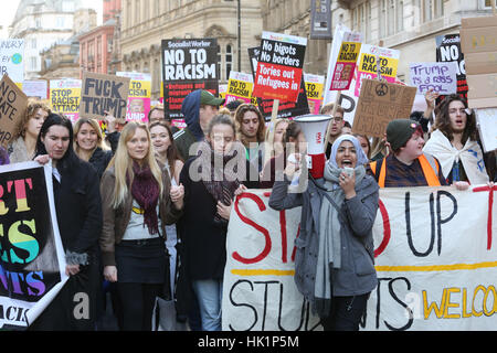 Manchester, UK. 4. Februar 2017. Nahella Ashraf von "Aufstehen, um Rassismus" auf ein Megaphon führenden Demonstranten in anti-Trump Gesänge, Albert Square, Manchester, 4. Februar 2017 (C) Barbara Koch/Alamy Live News Stockfoto