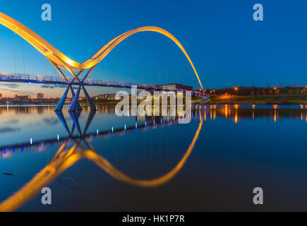 Stockton on Tees, Cleveland, UK. 4. Februar 2017. Sonnig in der Dämmerung über die Infinity-Brücke in Stockton on Tees nach einem trockenen Tag in North East England. Kredit-Robert Smith Stockfoto