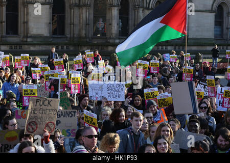 Manchester, UK. 4. Februar 2017. Anti-Trump Demonstranten versammelten sich in Albert Square, Manchester, 4. Februar 2017 (C) Barbara Koch/Alamy Live News Stockfoto