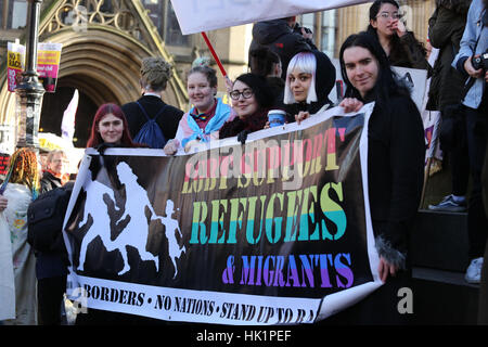 Manchester, UK. 4. Februar 2017. Das "LGBT unterstützt Flüchtlinge & Migranten" Banner wurde hat sich im Albert Square, Manchester, 4. Februar 2017 (C) Barbara Koch/Alamy Live News Stockfoto